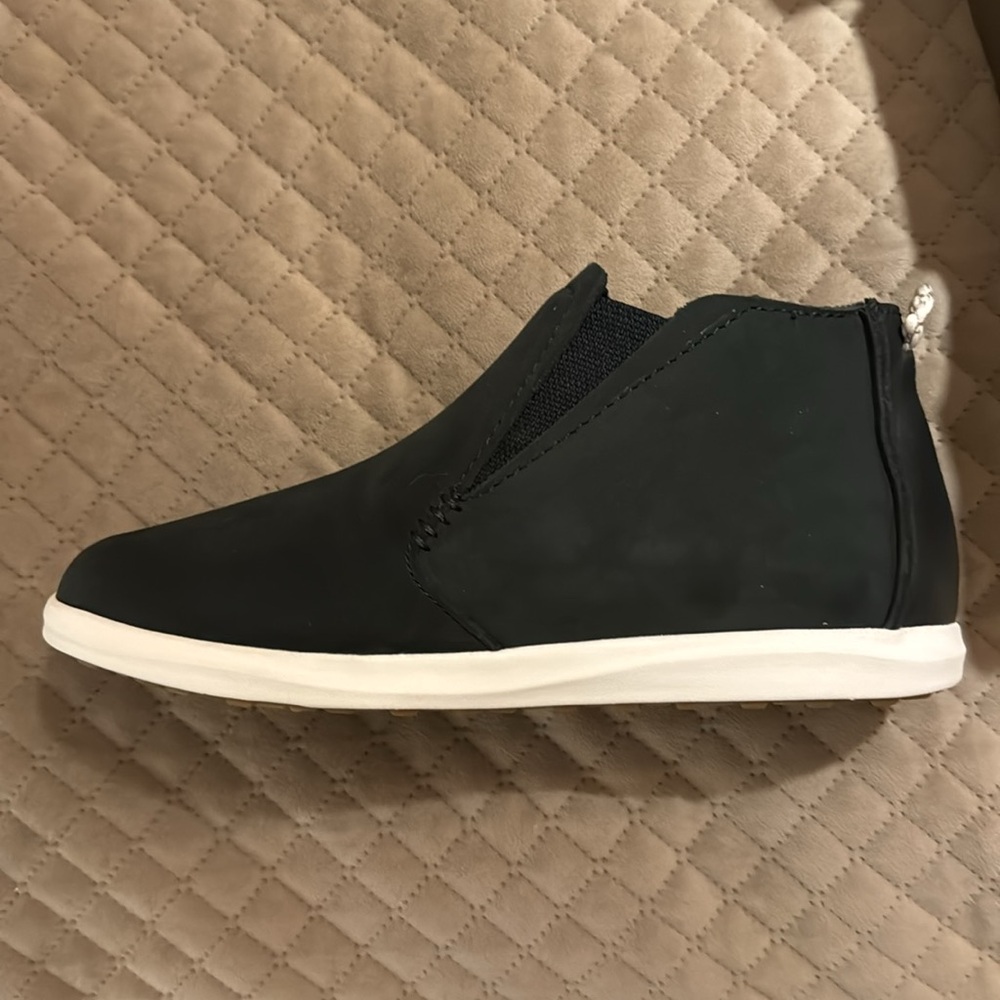 New In Box Olukai Hawai’iloa Manu Hope Size 5